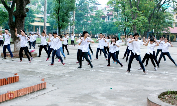 Màn flashmob mang tên “18 năng động” cực thú vị của teen Yên Hòa 3