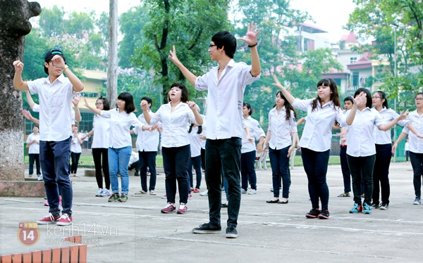Màn flashmob mang tên “18 năng động” cực thú vị của teen Yên Hòa 4