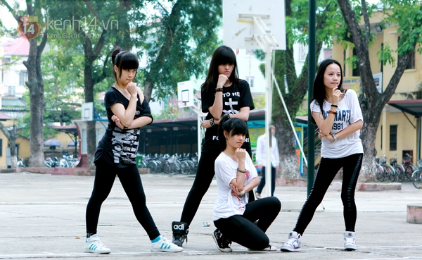 Màn flashmob mang tên “18 năng động” cực thú vị của teen Yên Hòa 9