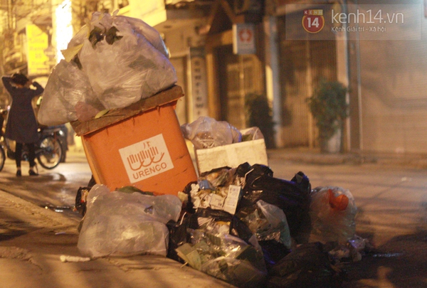 Hà Nội: Nhiều bạn trẻ tích cực dọn rác sau đêm giáng sinh 1