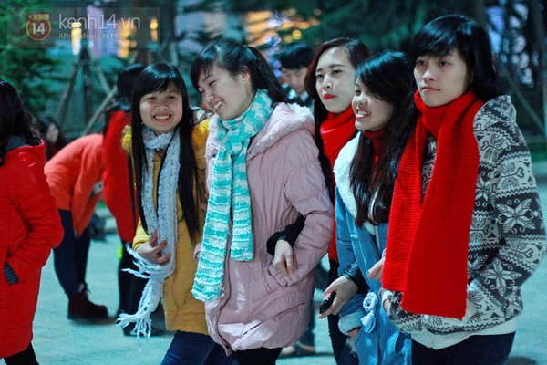 Kh&ocirc;ng kh&iacute; Gi&aacute;ng sinh si&ecirc;u nhộn nhịp tại trung t&acirc;m H&agrave; Nội - S&agrave;i G&ograve;n. 15