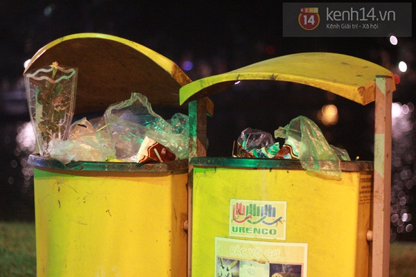 Hà Nội: Nhiều bạn trẻ tích cực dọn rác sau đêm giáng sinh 12