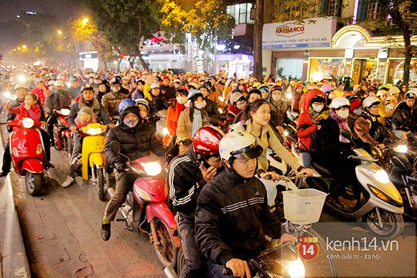 Kh&ocirc;ng kh&iacute; Gi&aacute;ng sinh si&ecirc;u nhộn nhịp tại trung t&acirc;m H&agrave; Nội - S&agrave;i G&ograve;n. 3