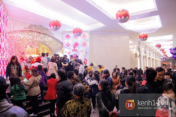 Kh&ocirc;ng kh&iacute; Gi&aacute;ng sinh si&ecirc;u nhộn nhịp tại trung t&acirc;m H&agrave; Nội - S&agrave;i G&ograve;n. 4