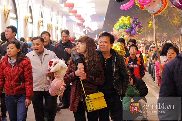 Kh&ocirc;ng kh&iacute; Gi&aacute;ng sinh si&ecirc;u nhộn nhịp tại trung t&acirc;m H&agrave; Nội - S&agrave;i G&ograve;n. 7