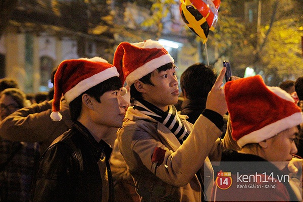 Kh&ocirc;ng kh&iacute; Gi&aacute;ng sinh si&ecirc;u nhộn nhịp tại trung t&acirc;m H&agrave; Nội - S&agrave;i G&ograve;n. 10