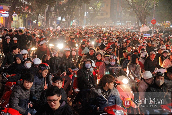 Kh&ocirc;ng kh&iacute; Gi&aacute;ng sinh si&ecirc;u nhộn nhịp tại trung t&acirc;m H&agrave; Nội - S&agrave;i G&ograve;n. 13