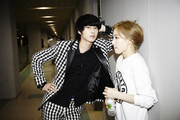 Taeyeon (SNSD) thân với Heechul (SuJu) như thành viên cùng nhóm 4