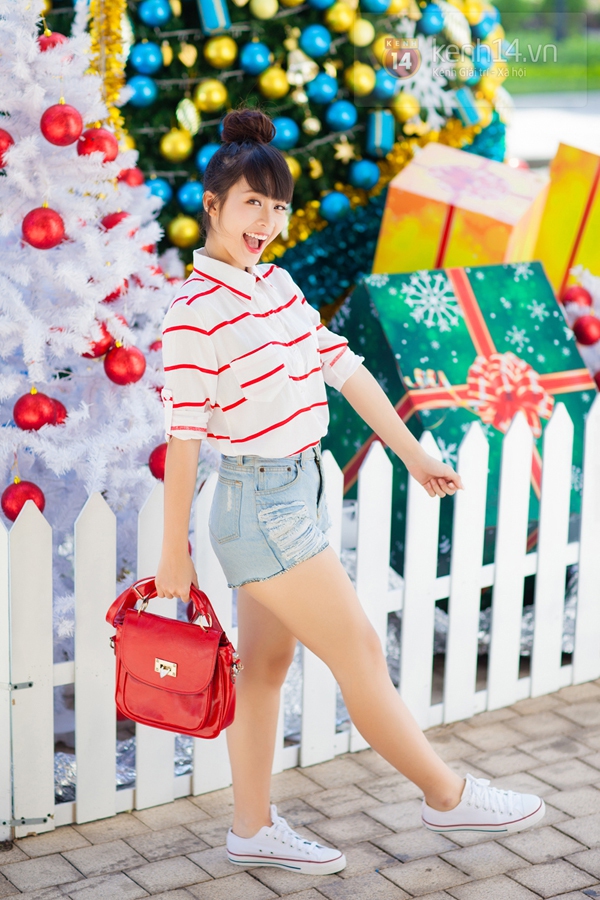 "Boxing girl" Khả Ngân cực xinh trên phố ngày Giáng sinh 2 "Boxing girl" Khả Ngân cực xinh trên phố ngày Giáng sinh 2