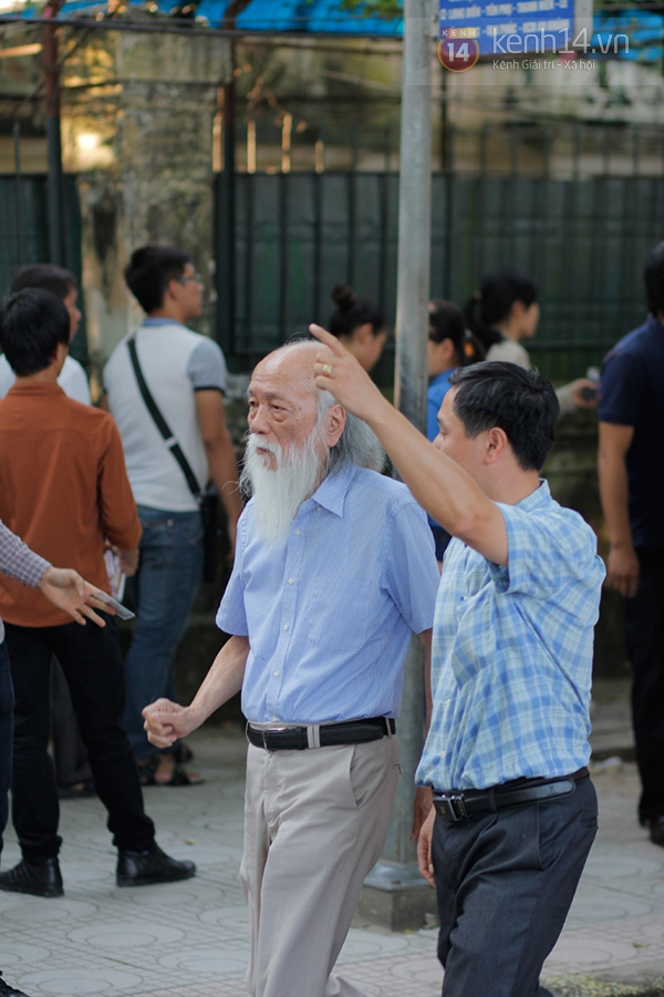 76 tuổi, thầy giáo Văn Như Cương lặng lẽ xếp hàng chờ vào viếng Đại tướng 3