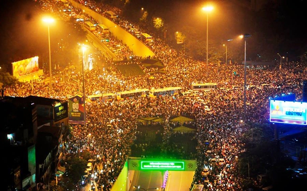 Chùm ảnh: Choáng trước biển người đông cứng khắp đường phố Hà Nội đêm 10/10 1