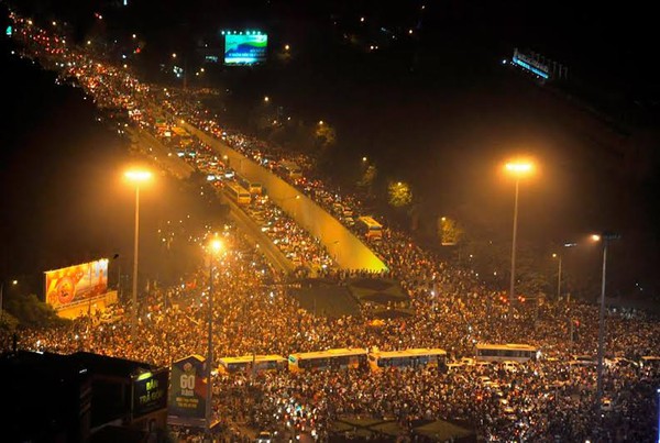Chùm ảnh: Choáng trước biển người đông cứng khắp đường phố Hà Nội đêm 10/10 2