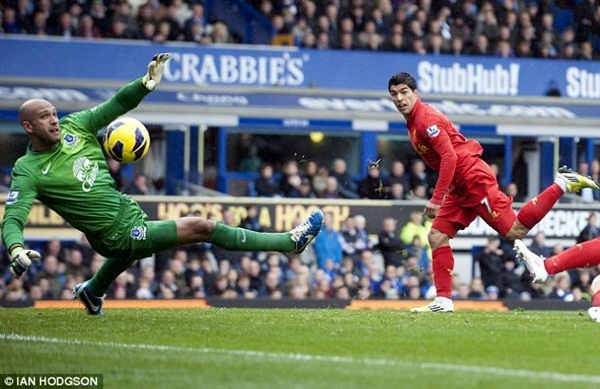 Đọ điểm Van Persie - Luis Suarez: Một ch&iacute;n một mười 6