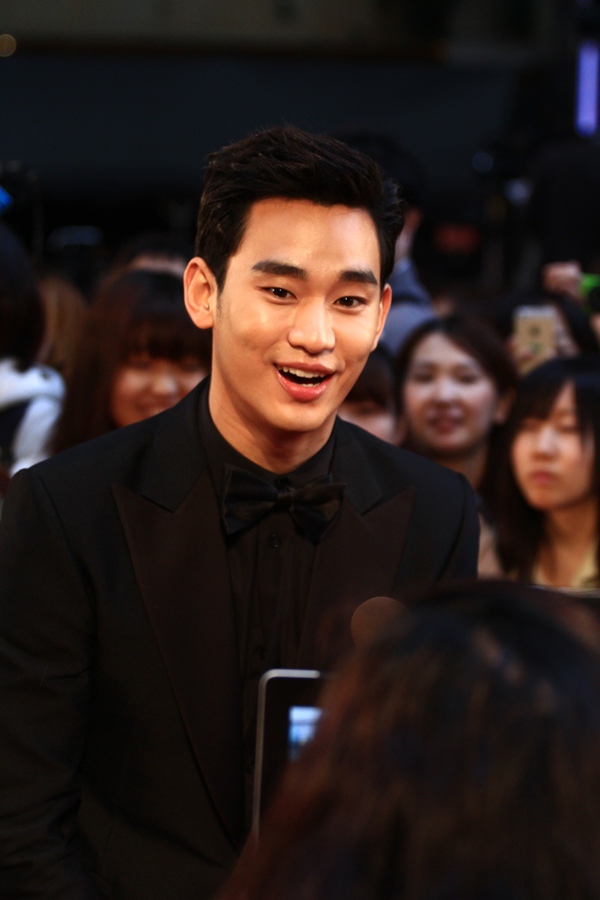 Kim Soo Hyun được vinh danh là diễn viên xuất sắc nhất châu Á tại LHP Tokyo 2