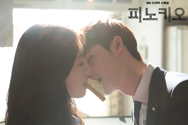 Lee Jong Suk và Park Shin Hye gặm chung bánh mỳ 1