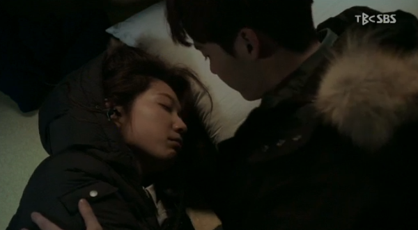 Bất ngờ với cảnh "giường chiếu trong s&aacute;ng" của Park Shin Hye v&agrave; Lee Jong Suk 4