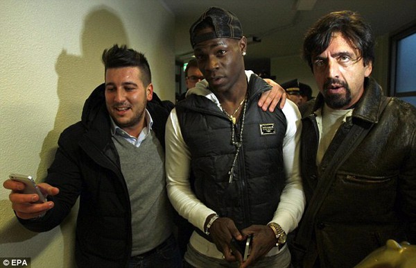Thành Milan hân hoan chào đón Balotelli 4