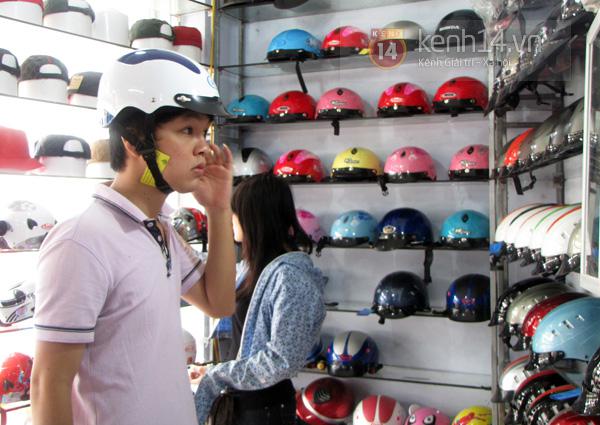 Những chuyện dở kh&oacute;c dở cười trong ng&agrave;y đầu đổi mũ bảo hiểm xịn 13