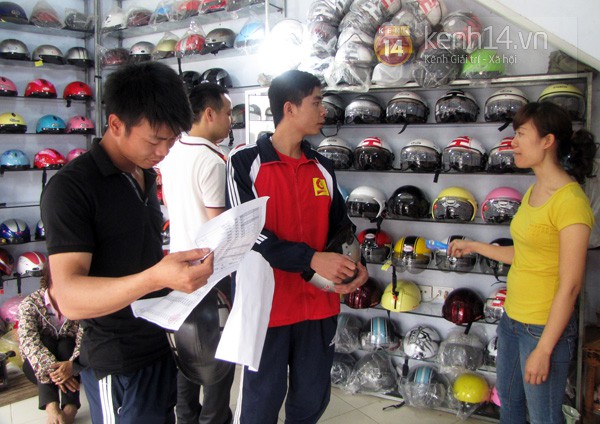 Những chuyện dở kh&oacute;c dở cười trong ng&agrave;y đầu đổi mũ bảo hiểm xịn 9