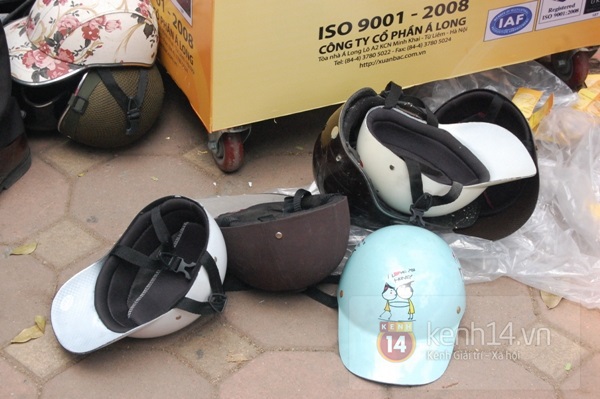 Người Hà Nội tấp nập đi đổi mũ bảo hiểm “xịn" 2