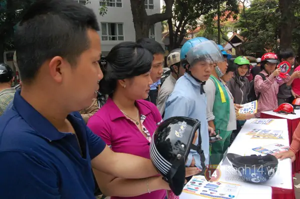 Người Hà Nội tấp nập đi đổi mũ bảo hiểm “xịn" 1