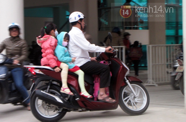Bố mẹ "v&ocirc; tư" kh&ocirc;ng đội mũ bảo hiểm cho con 14