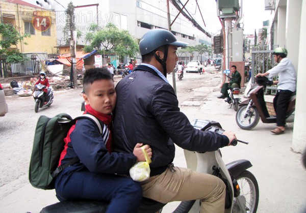 Bố mẹ "v&ocirc; tư" kh&ocirc;ng đội mũ bảo hiểm cho con 5