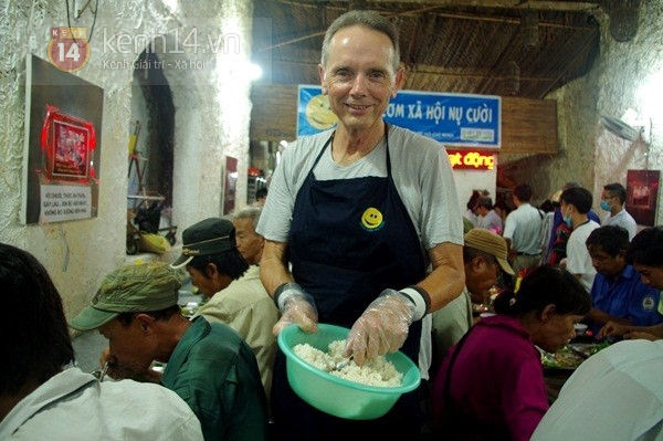 Ông Tây sang Việt Nam làm bồi bàn ở quán cơm 2.000 đồng 10