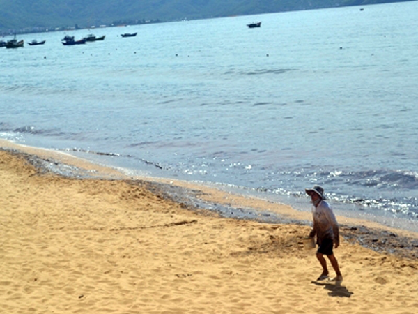 Dầu phủ đen biển Quy Nhơn, ngư d&acirc;n kh&oacute;c r&ograve;ng 4