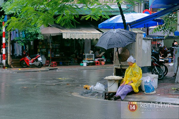 Mưa dầm dề suốt 3 ngày, người bán hàng ngồi "ngáp ruồi" vì vắng khách 1