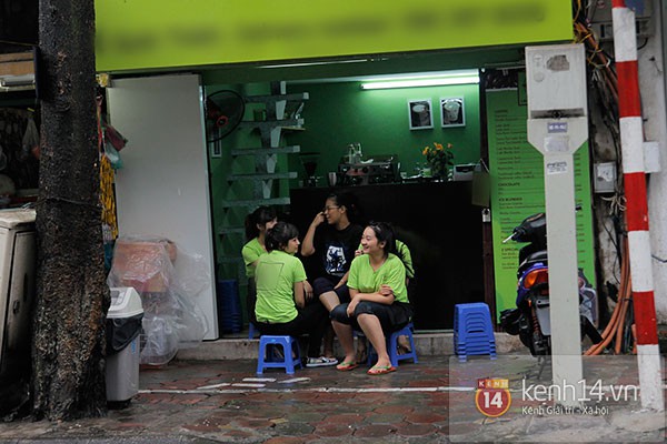Mưa dầm dề suốt 3 ngày, người bán hàng ngồi "ngáp ruồi" vì vắng khách 14 Mưa dầm dề suốt 3 ngày, người bán hàng ngồi "ngáp ruồi" vì vắng khách 14