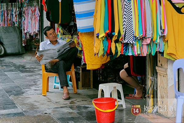 Mưa dầm dề suốt 3 ngày, người bán hàng ngồi "ngáp ruồi" vì vắng khách 17