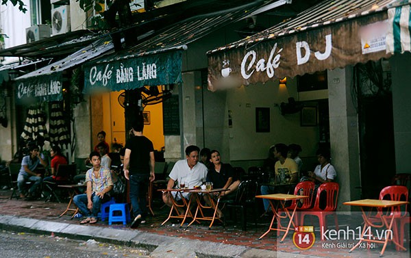 Mưa dầm dề suốt 3 ngày, người bán hàng ngồi "ngáp ruồi" vì vắng khách 3 Mưa dầm dề suốt 3 ngày, người bán hàng ngồi "ngáp ruồi" vì vắng khách 3