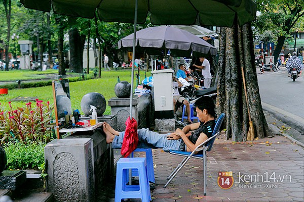 Mưa dầm dề suốt 3 ngày, người bán hàng ngồi "ngáp ruồi" vì vắng khách 8 Mưa dầm dề suốt 3 ngày, người bán hàng ngồi "ngáp ruồi" vì vắng khách 8