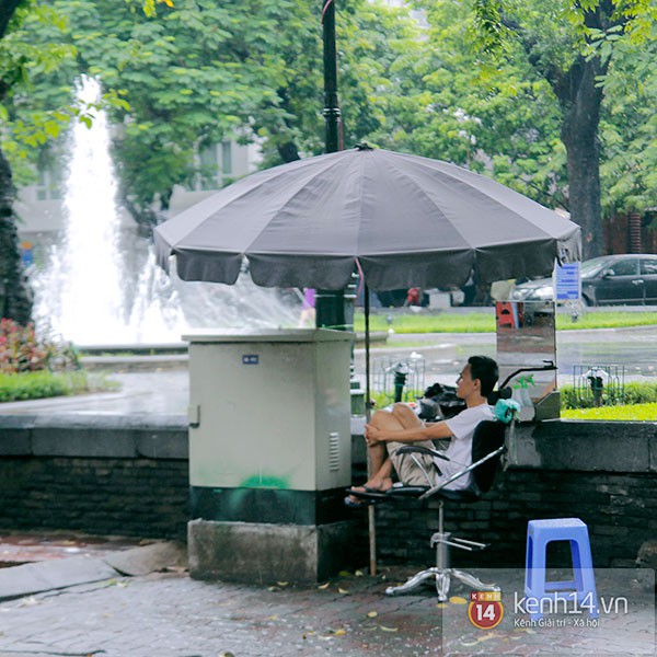 Mưa dầm dề suốt 3 ngày, người bán hàng ngồi "ngáp ruồi" vì vắng khách 10 Mưa dầm dề suốt 3 ngày, người bán hàng ngồi "ngáp ruồi" vì vắng khách 10