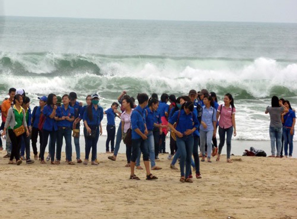 Sự thật về bức ảnh "giới trẻ Đà Nẵng chụp ảnh sóng dữ trước bão" 1
