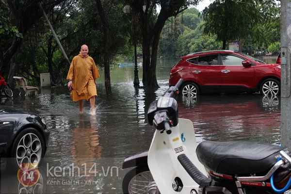 Mưa lớn khiến nước Hồ Gươm tr&agrave;n l&ecirc;n đường, phố cổ ngập nặng 9