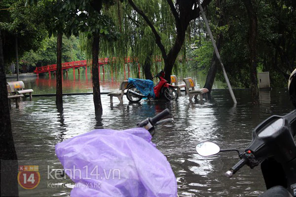 Mưa lớn khiến nước Hồ Gươm tr&agrave;n l&ecirc;n đường, phố cổ ngập nặng 4