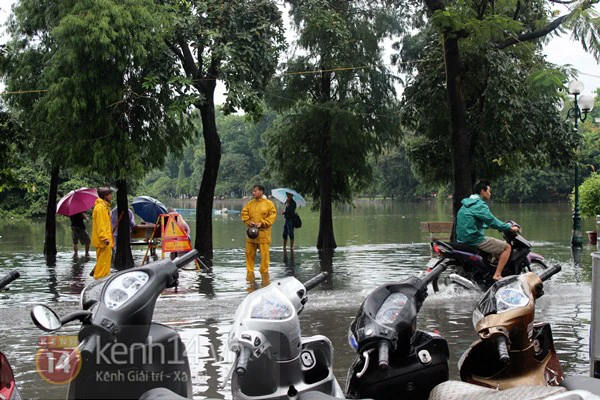 Mưa lớn khiến nước Hồ Gươm tr&agrave;n l&ecirc;n đường, phố cổ ngập nặng 7