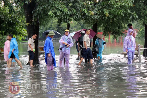 Mưa lớn khiến nước Hồ Gươm tr&agrave;n l&ecirc;n đường, phố cổ ngập nặng 8
