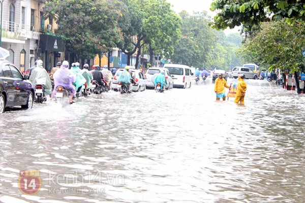 Mưa lớn khiến nước Hồ Gươm tr&agrave;n l&ecirc;n đường, phố cổ ngập nặng 11
