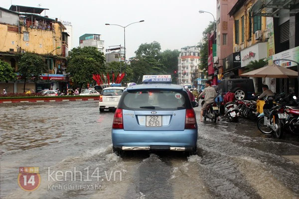 Mưa lớn khiến nước Hồ Gươm tr&agrave;n l&ecirc;n đường, phố cổ ngập nặng 18