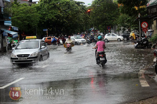 Mưa lớn khiến nước Hồ Gươm tr&agrave;n l&ecirc;n đường, phố cổ ngập nặng 19