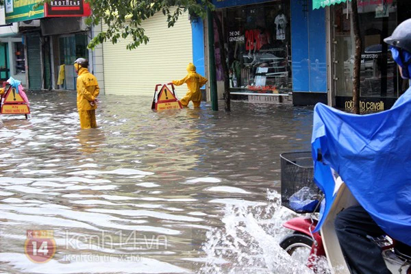 Mưa lớn khiến nước Hồ Gươm tr&agrave;n l&ecirc;n đường, phố cổ ngập nặng 20