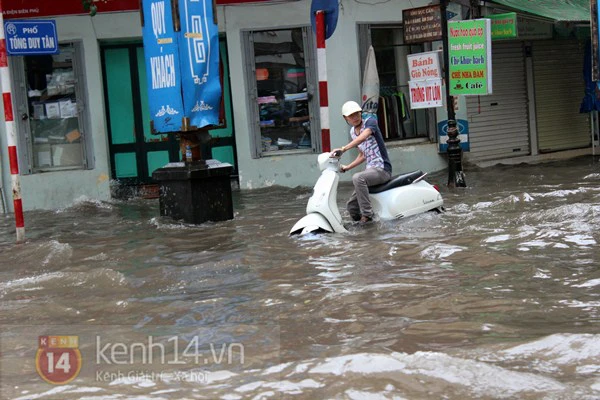 Mưa lớn khiến nước Hồ Gươm tr&agrave;n l&ecirc;n đường, phố cổ ngập nặng 21