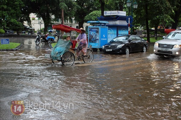 Mưa lớn khiến nước Hồ Gươm tr&agrave;n l&ecirc;n đường, phố cổ ngập nặng 12