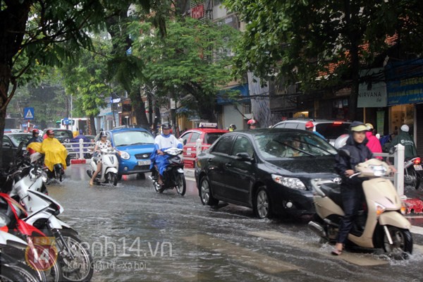 Mưa lớn khiến nước Hồ Gươm tr&agrave;n l&ecirc;n đường, phố cổ ngập nặng 22