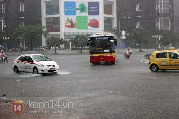 Mưa lớn khiến nước Hồ Gươm tr&agrave;n l&ecirc;n đường, phố cổ ngập nặng 25
