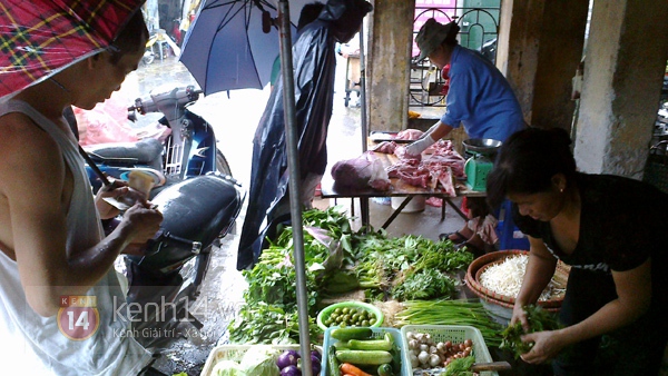 Người dân đội mưa mua đồ dự trữ vì lo ngại Hà Nội ngập sâu do bão 6