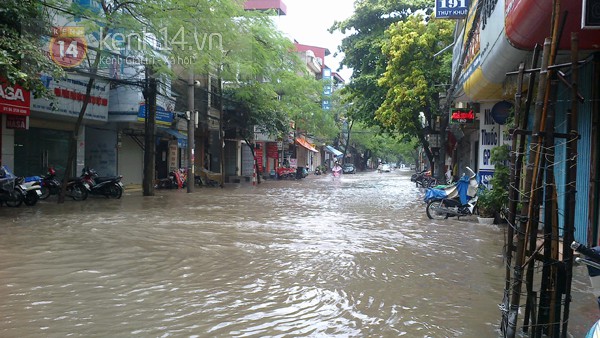 H&agrave; Nội: S&oacute;ng vỗ mạnh giữa phố Thụy Khu&ecirc;, nhiều &ocirc; t&ocirc; kh&ocirc;ng d&aacute;m đi qua 1